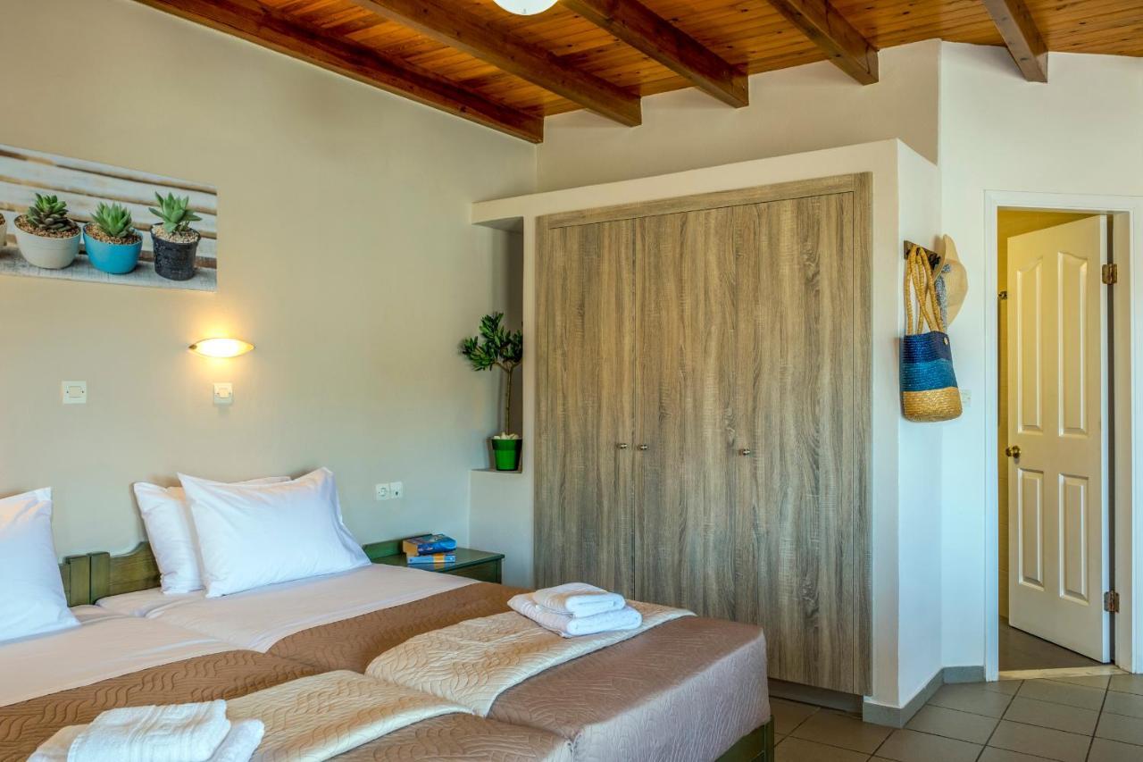 Theos Village Apartments カト・ダラトソ エクステリア 写真