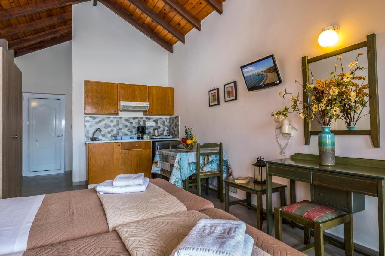 Theos Village Apartments カト・ダラトソ エクステリア 写真