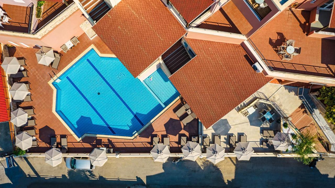Theos Village Apartments カト・ダラトソ エクステリア 写真