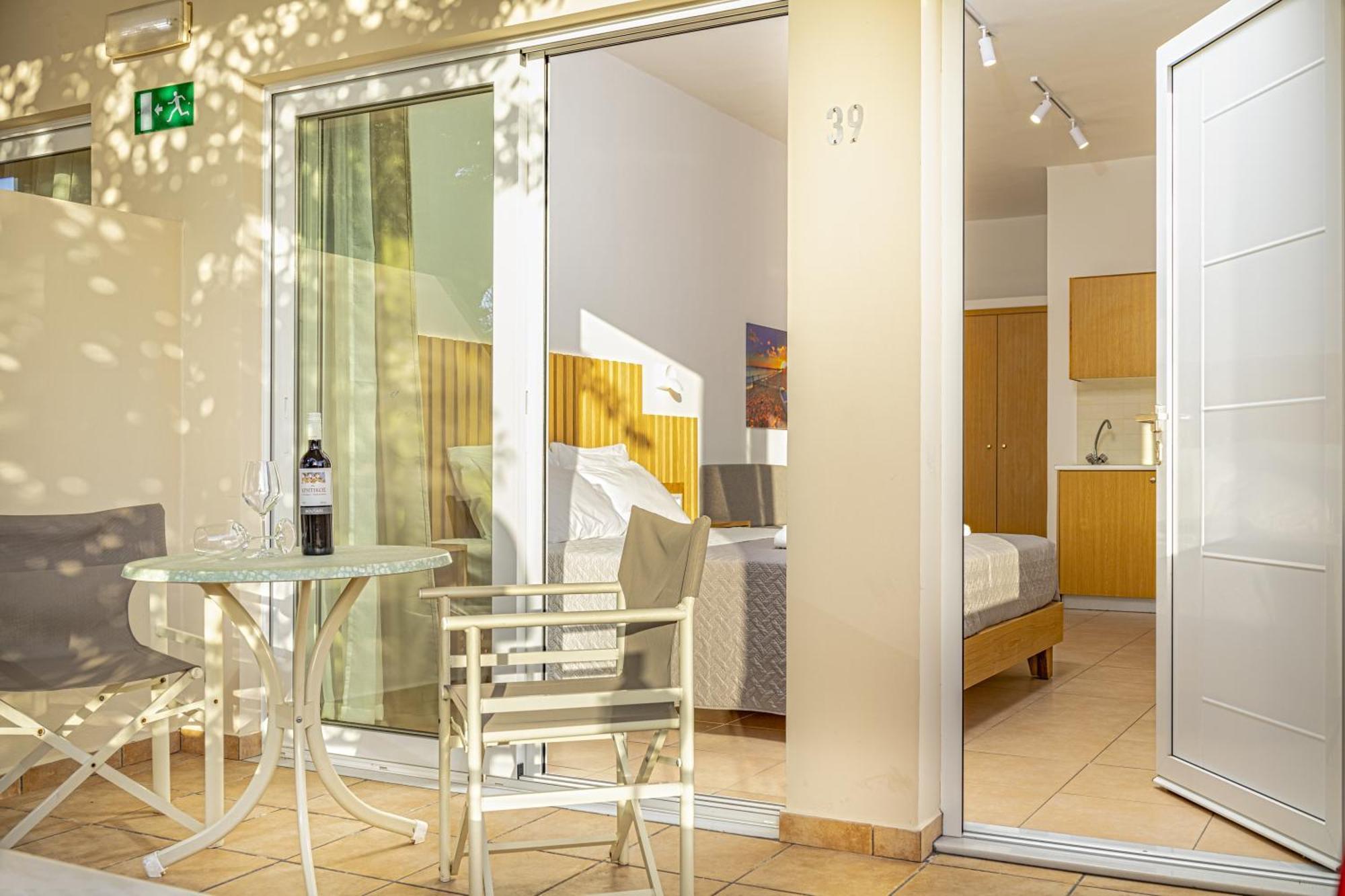 Theos Village Apartments カト・ダラトソ エクステリア 写真