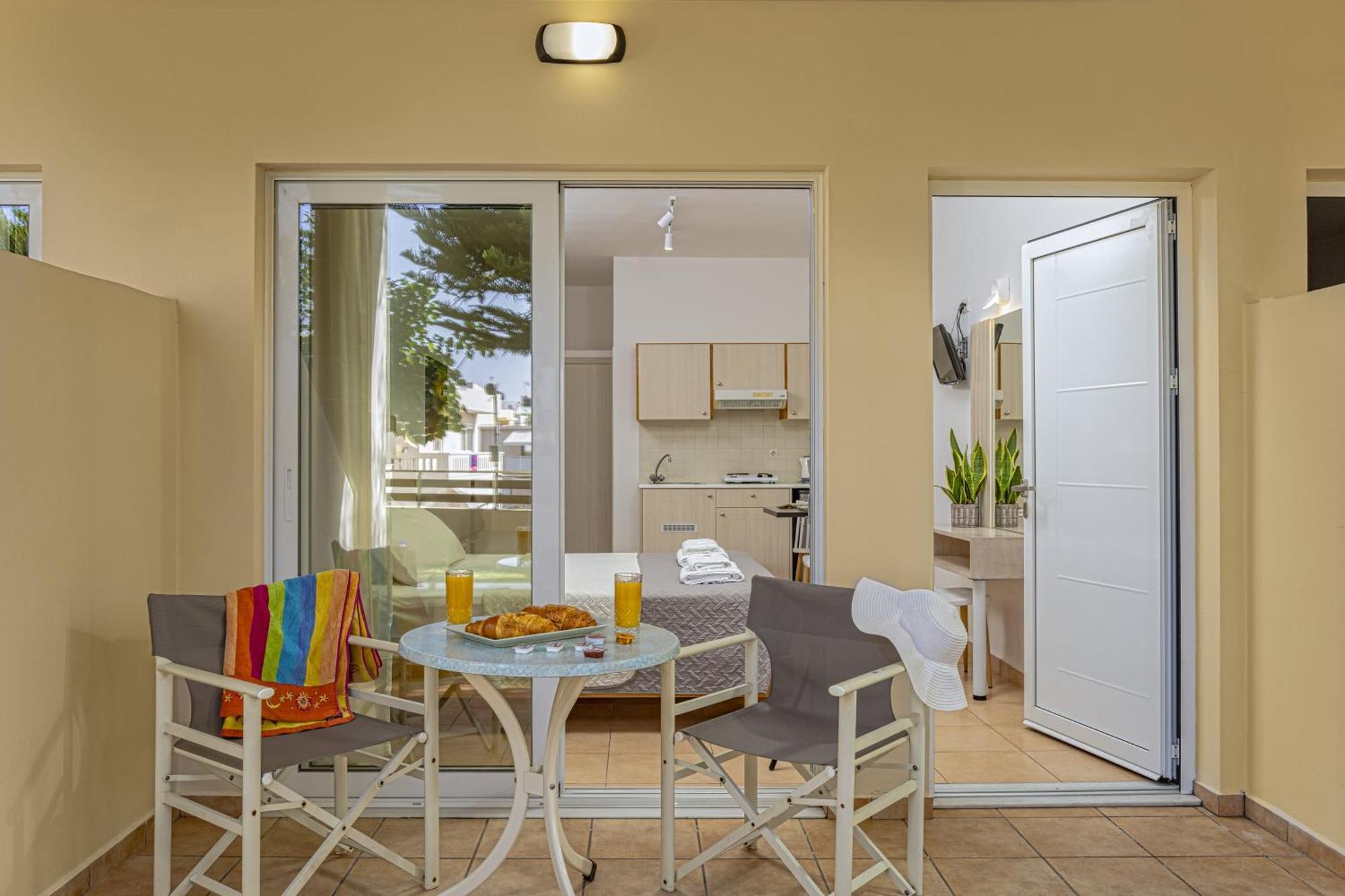 Theos Village Apartments カト・ダラトソ エクステリア 写真