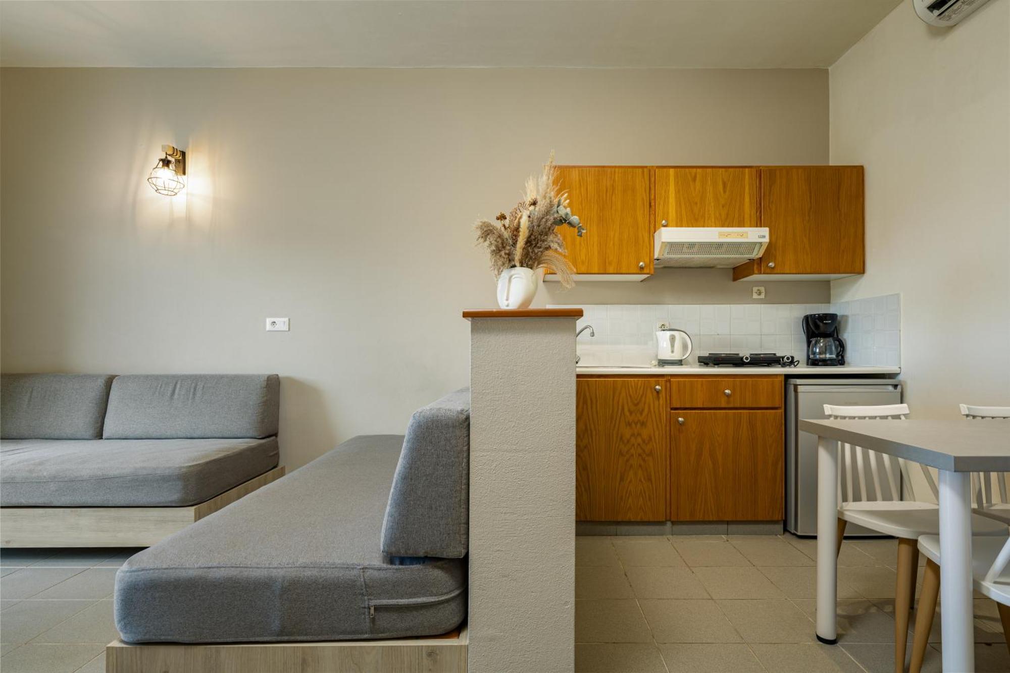 Theos Village Apartments カト・ダラトソ エクステリア 写真